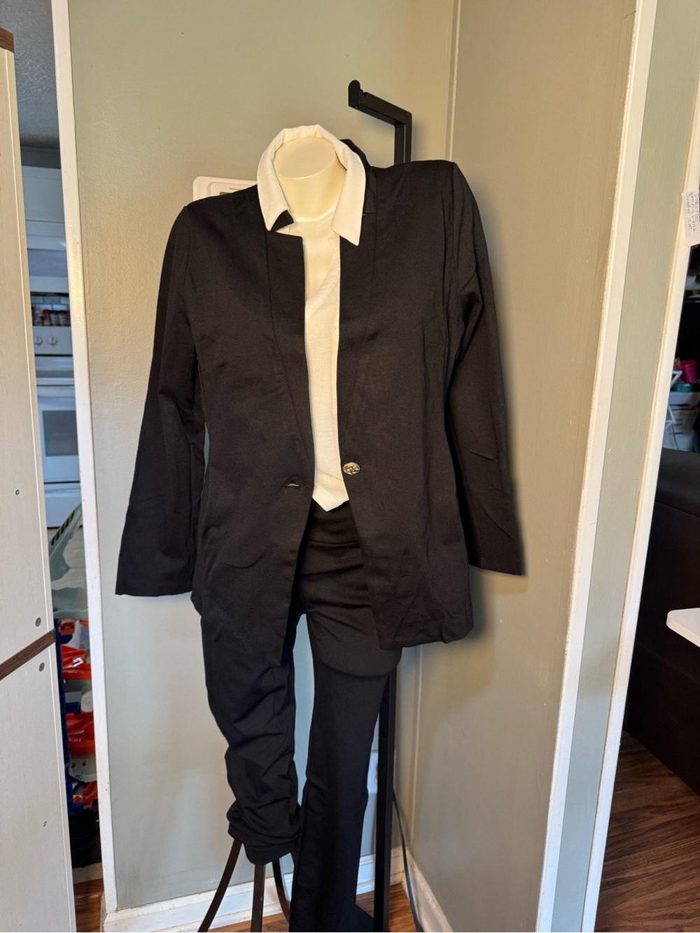 Women's Black Single-Button Tailored Blazer Jacket - Picture 5 of 5